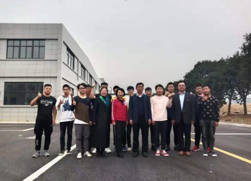 内蒙古民族大学任校长一行领导探望实训大学生